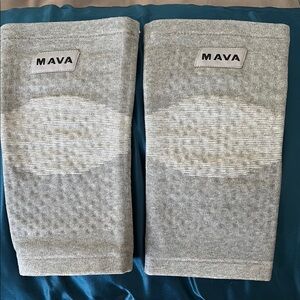 Mava Gray Knee Sleeves